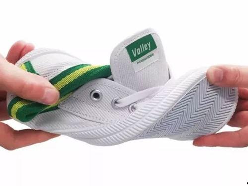 国产防滑鞋测试视频,耐磨防滑，守护安全每一步