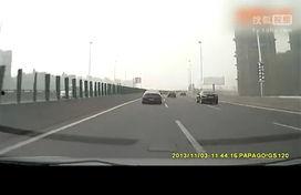 国产电车飞出高架桥视频