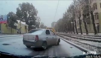 国产小车撞轿车视频,惊险瞬间引发网友热议